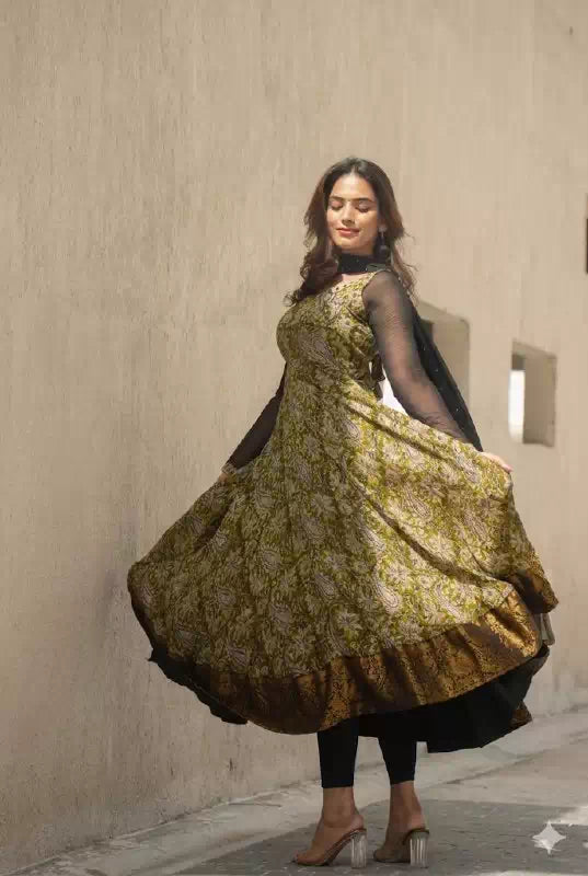 Kalamkari Print Maxi With Jacquard Silk Border & Dupatta